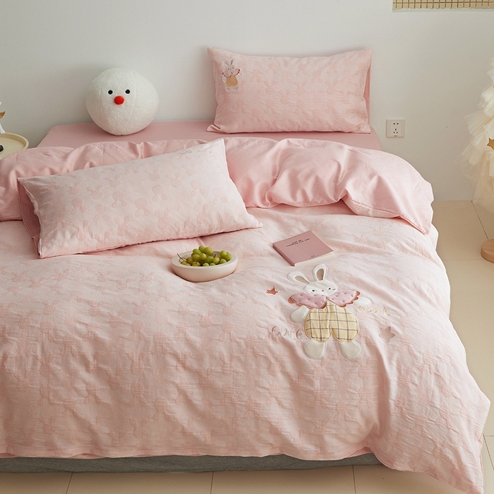 91家纺网 家纺一手货源 找家纺 怡家居 2025新款色织大提花贴布绣四件套 可爱兔-粉