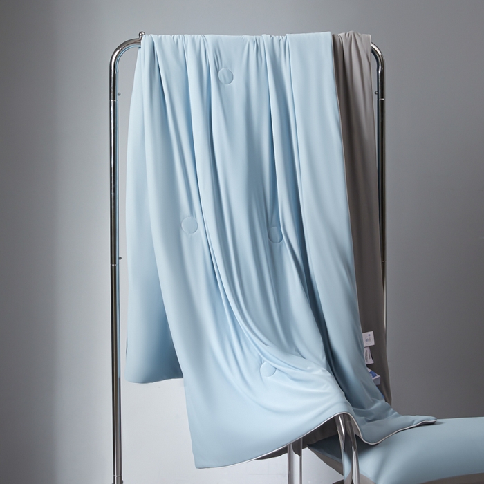 91家纺网 家纺一手货源 找家纺 梦恬佳 2025新款高克重140g凉感丝冰丝仿锦氨夏凉被被子被芯 旷野-蓝拼灰