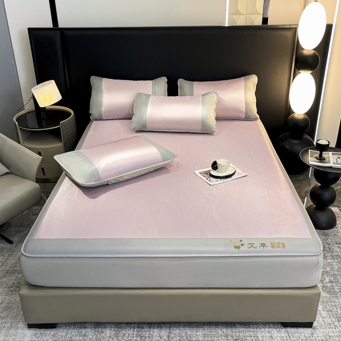 91家纺网 家纺一手货源 找家纺 航途席业 2025新款凉席三明治刺绣可水洗碳光冰丝席宽包边艾香系列 艾草刺绣藤席千鸟格床笠款粉色