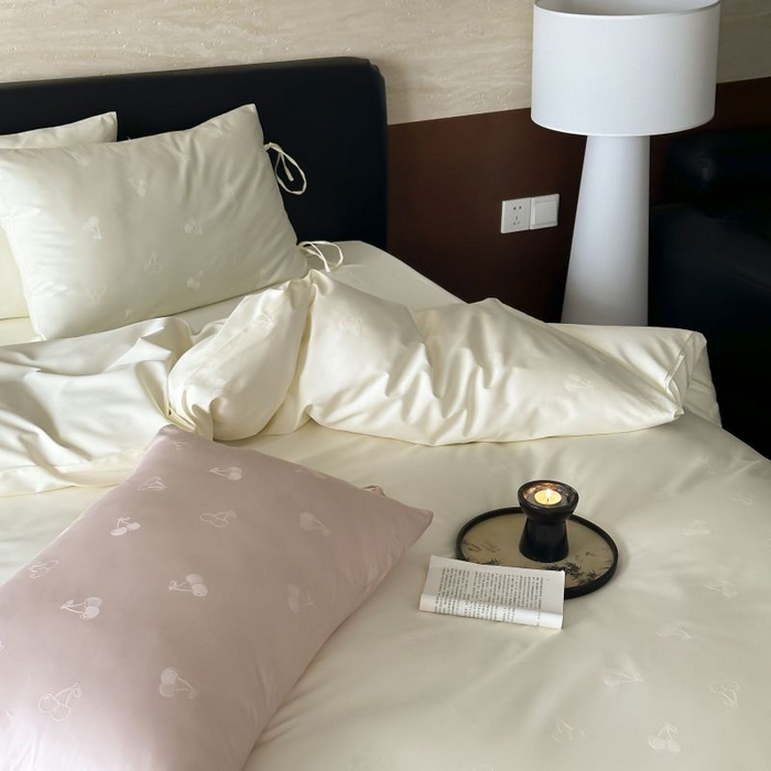 91家纺网 家纺一手货源 找家纺 （总）鹿班家居 2025春夏款100S长绒棉精美提花系列-奶油樱桃-场景二 【标准会员-20元】