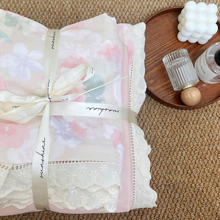 91家纺网 家纺一手货源 找家纺 荣轩家居 2025新款全棉双层纱镂空花边工艺款四件套 芳华