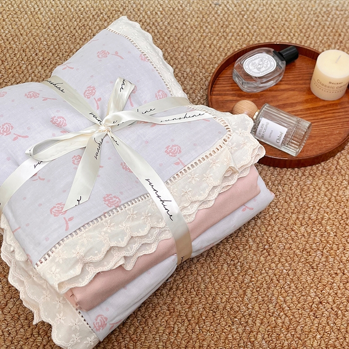 91家纺网 家纺一手货源 找家纺 荣轩家居 2025新款全棉双层纱镂空花边工艺款四件套 樱桃玫瑰-粉