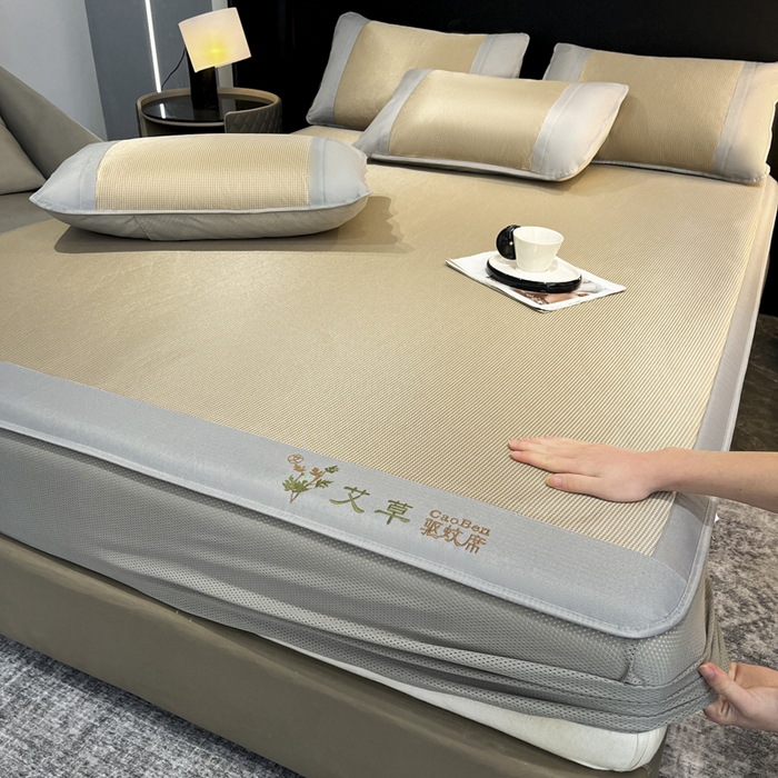 91家纺网 家纺一手货源 找家纺 航途席业 2025新款刺绣可水洗碳光冰丝席宽包边无纺布冰丝席艾香系列 艾草刺绣藤席千鸟格床笠款咖色