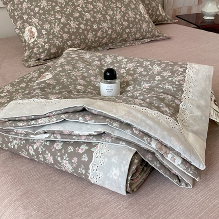 91家纺网 家纺一手货源 找家纺 帕拉美拉 2025新款全棉法式风玉米夏被春秋被玉米被三件套四件套 清茶小熊（咖）