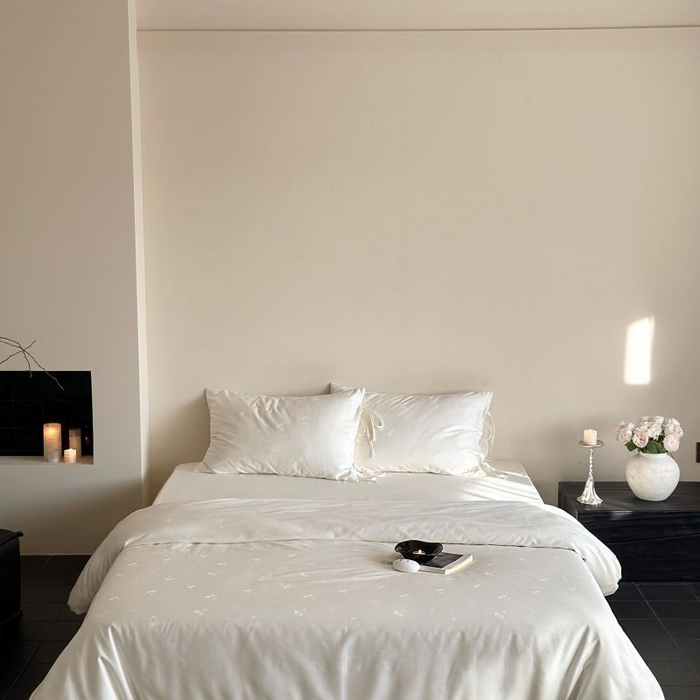 91家纺网 家纺一手货源 找家纺 鹿班家居 2025春夏款100S长绒棉精美提花系列-奶油樱桃-场景一【标准会员-20元】 奶油樱桃-白色-场景一