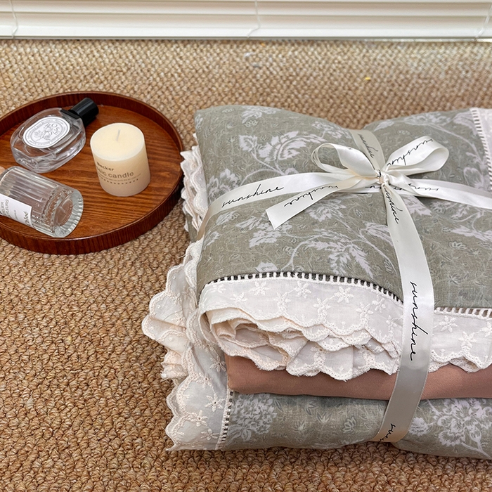 91家纺网 家纺一手货源 找家纺 荣轩家居 2025新款全棉双层纱镂空花边工艺款四件套 梨素