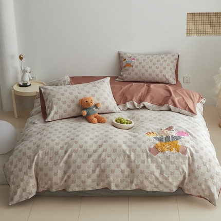 怡家居 2025新款色织大提花贴布绣四件套 贪吃帽子熊