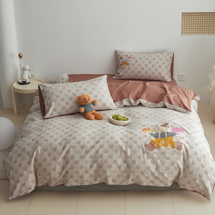 91家纺网 家纺一手货源 找家纺 怡家居 2025新款色织大提花贴布绣四件套 贪吃帽子熊