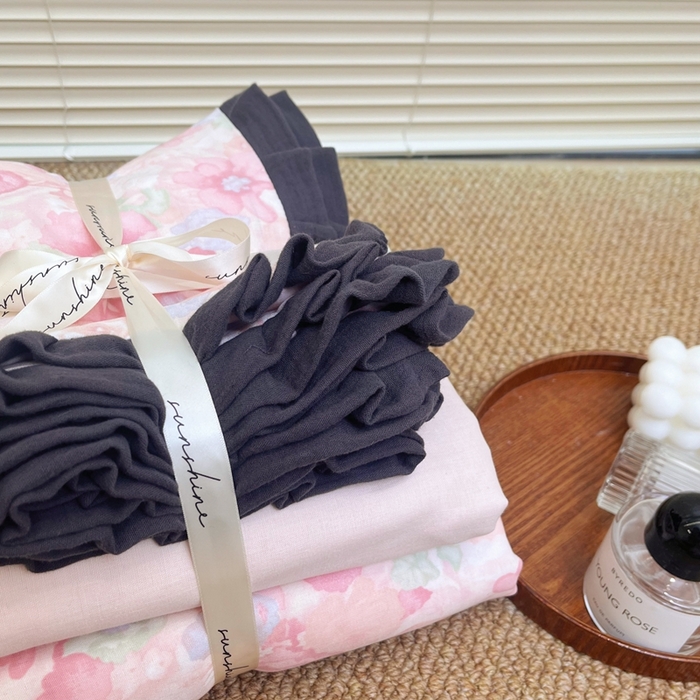 91家纺网 家纺一手货源 找家纺 荣轩 2024新款全棉印花双层纱四件套 皱皱纱花边款 颜花朝