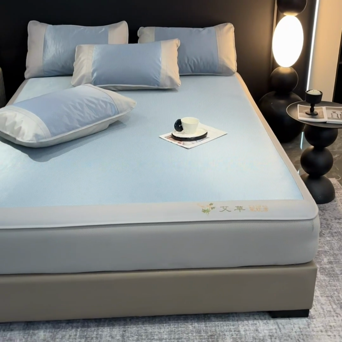 91家纺网 家纺一手货源 找家纺 航途席业 2025新款凉席三明治刺绣可水洗碳光冰丝席宽包边艾香系列 艾草刺绣藤席千鸟格床笠款蓝色