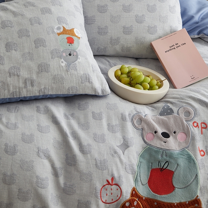 91家纺网 家纺一手货源 找家纺 怡家居 2025新款色织大提花贴布绣四件套 呆萌熊-蓝