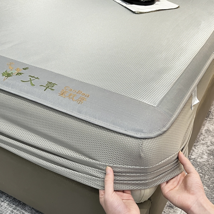 91家纺网 家纺一手货源 找家纺 航途席业 2025新款刺绣可水洗碳光冰丝席宽包边无纺布冰丝席艾香系列 艾草刺绣藤席千鸟格床笠款灰色