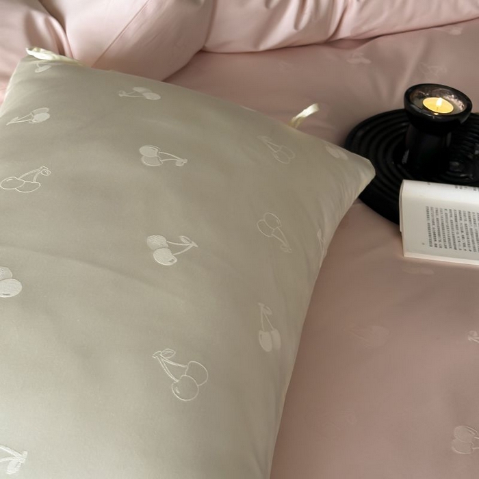 91家纺网 家纺一手货源 找家纺 鹿班家居 2025春夏款100S长绒棉精美提花系列-奶油樱桃-场景二 【标准会员-20元】 奶油樱桃-粉色-场景二