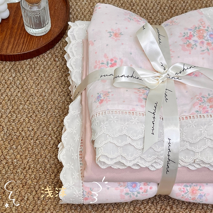 91家纺网 家纺一手货源 找家纺 荣轩家居 2025新款全棉双层纱镂空花边工艺款四件套 浅沫