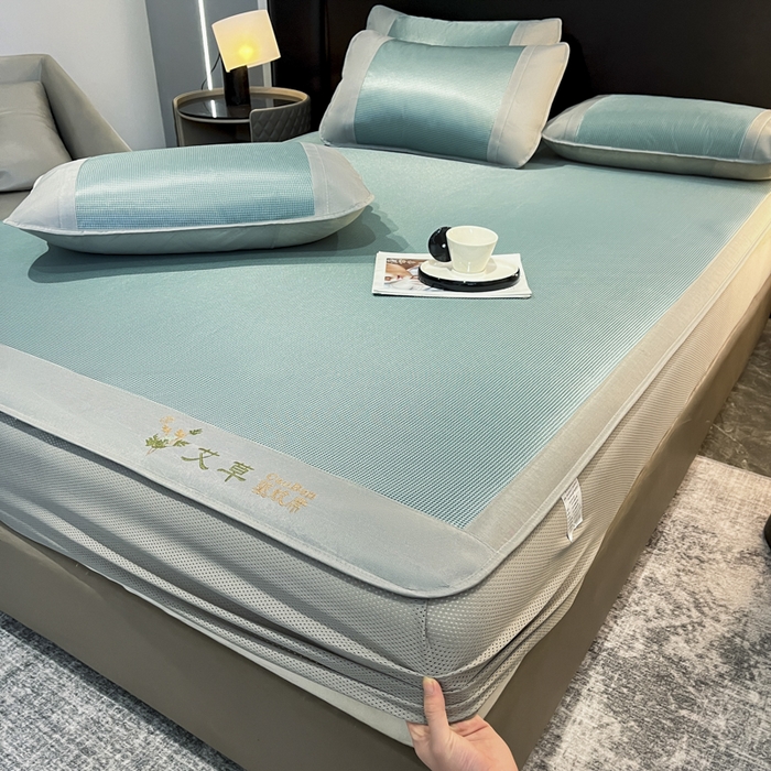 91家纺网 家纺一手货源 找家纺 航途席业 2025新款凉席三明治刺绣可水洗碳光冰丝席宽包边艾香系列 艾草刺绣藤席千鸟格床笠款绿色