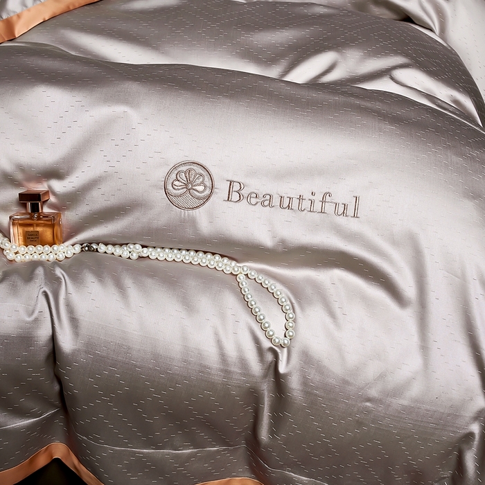 91家纺网 家纺一手货源 找家纺 U品汇 2025新款60支双股120s天丝棉提花莱赛尔纤维刺绣花四件套纯棉全棉凉感丝滑（罗宾） 罗宾-银灰