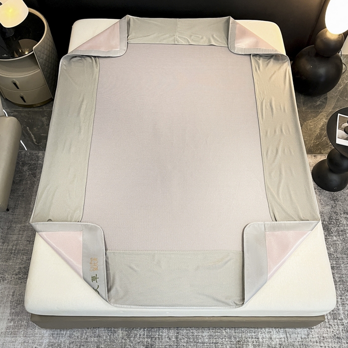 91家纺网 家纺一手货源 找家纺 航途席业 2025新款凉席三明治刺绣可水洗碳光冰丝席宽包边艾香系列 艾草刺绣藤席千鸟格床笠款粉色