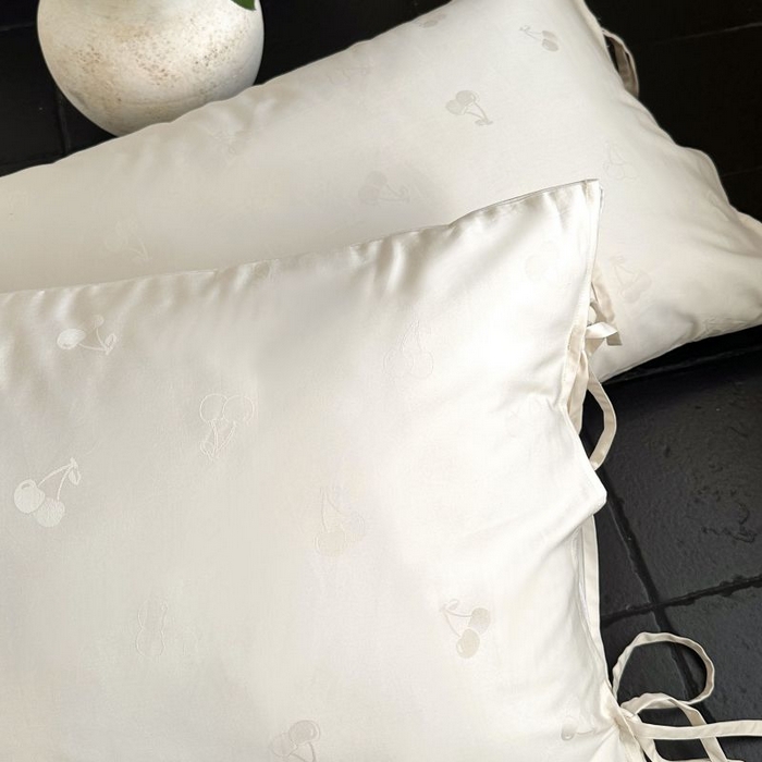 91家纺网 家纺一手货源 找家纺 （总）鹿班家居 2025春夏款100S长绒棉精美提花系列-奶油樱桃-场景一【标准会员-20元】