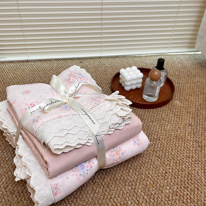 91家纺网 家纺一手货源 找家纺 荣轩家居 2025新款全棉双层纱镂空花边工艺款四件套 浅沫