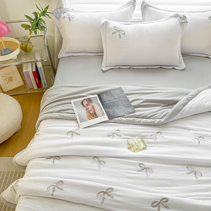 91家纺网 家纺一手货源 找家纺 芙绣家纺 2025新款蝴蝶结绣花香云纱夏被夏凉被空调被 蝴蝶结一神秘灰