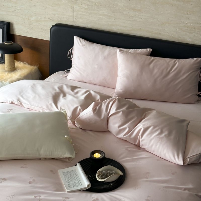 91家纺网 家纺一手货源 找家纺 鹿班家居 2025春夏款100S长绒棉精美提花系列-奶油樱桃-场景二 【标准会员-20元】 奶油樱桃-粉色-场景二