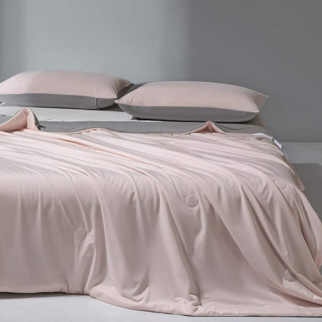 91家纺网 家纺一手货源 找家纺 梦恬佳 2025新款高克重140g凉感丝冰丝仿锦氨夏凉被被子被芯 旷野-粉拼灰