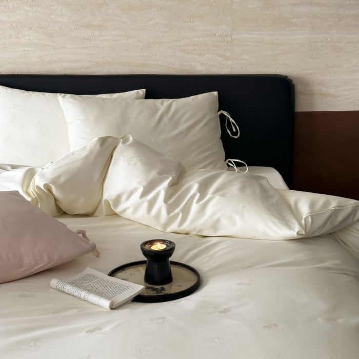 91家纺网 家纺一手货源 找家纺 鹿班家居 2025春夏款100S长绒棉精美提花系列-奶油樱桃-场景二 【标准会员-20元】 奶油樱桃-白色-场景二