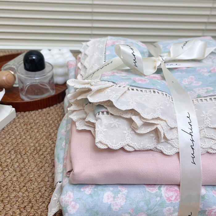 91家纺网 家纺一手货源 找家纺 荣轩家居 2025新款全棉双层纱镂空花边工艺款四件套 盛夏物语