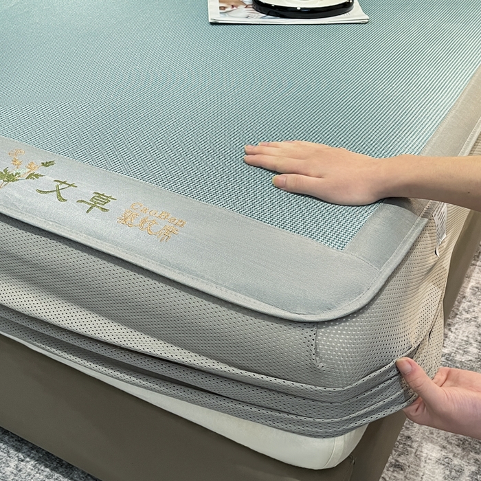 91家纺网 家纺一手货源 找家纺 航途席业 2025新款刺绣可水洗碳光冰丝席宽包边无纺布冰丝席艾香系列 艾草刺绣藤席千鸟格床笠款绿色