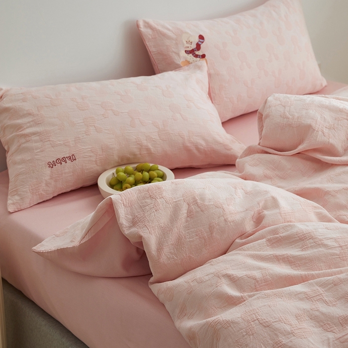 91家纺网 家纺一手货源 找家纺 怡家居 2025新款色织大提花贴布绣四件套 围巾小兔