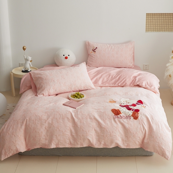 91家纺网 家纺一手货源 找家纺 怡家居 2025新款色织大提花贴布绣四件套 围巾小兔