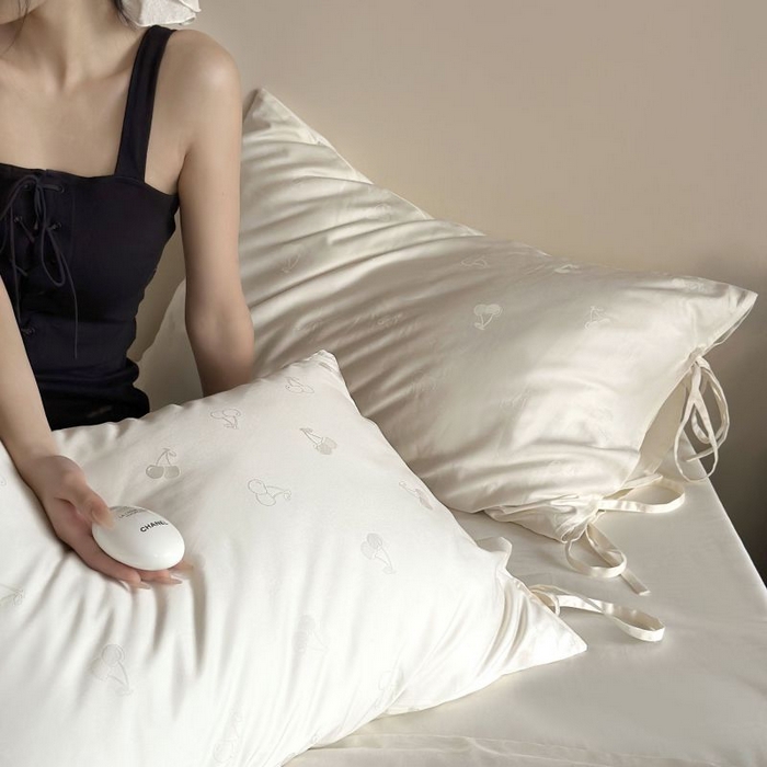 91家纺网 家纺一手货源 找家纺 鹿班家居 2025春夏款100S长绒棉精美提花系列-奶油樱桃-场景一【标准会员-20元】 奶油樱桃-白色-场景一