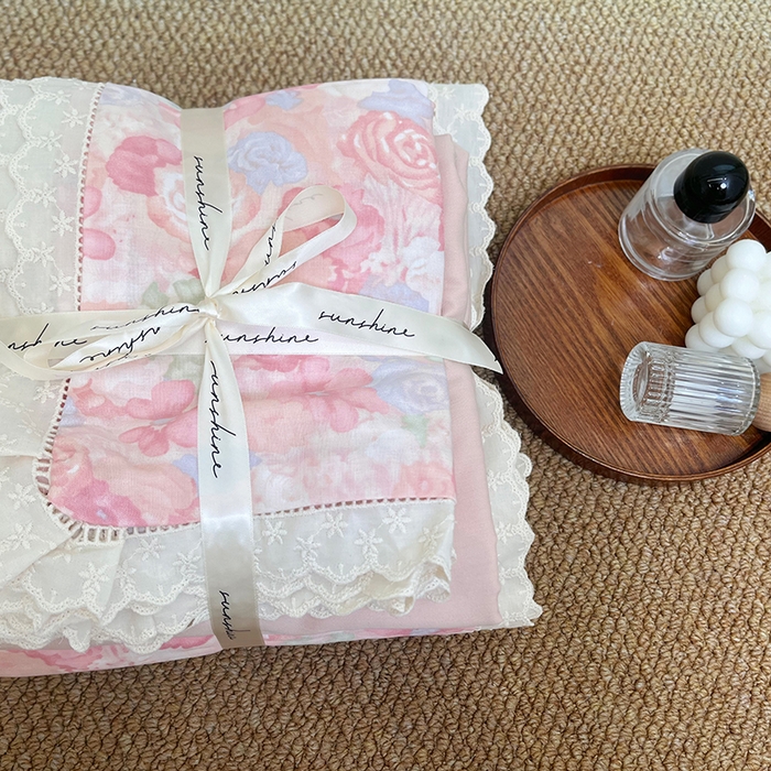 91家纺网 家纺一手货源 找家纺 荣轩家居 2025新款全棉双层纱镂空花边工艺款四件套 颜花朝