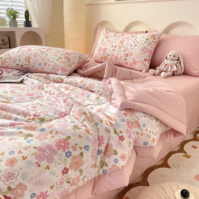 91家纺网 家纺一手货源 找家纺 丫丫家纺2025全棉夏被碎花卡通小清新简约纯棉夏凉被夏被四件套三件套风格三 粉色浪漫