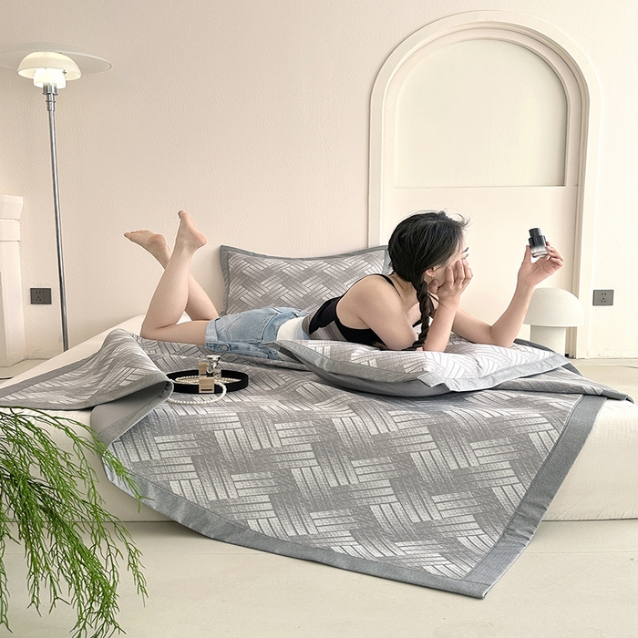 91家纺网 家纺一手货源 找家纺 网客家纺 2025新款高分子PE（聚乙烯）提花凉感软席 几何梦镜