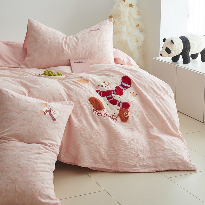 91家纺网 家纺一手货源 找家纺 怡家居 2025新款色织大提花贴布绣四件套 围巾小兔