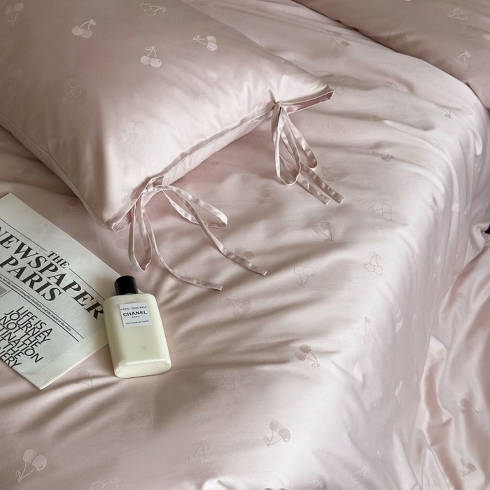 91家纺网 家纺一手货源 找家纺 鹿班家居 2025春夏款100S长绒棉精美提花系列-奶油樱桃-场景一【标准会员-20元】 奶油樱桃-粉色-场景一