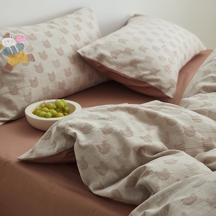 91家纺网 家纺一手货源 找家纺 怡家居 2025新款色织大提花贴布绣四件套 贪吃帽子熊