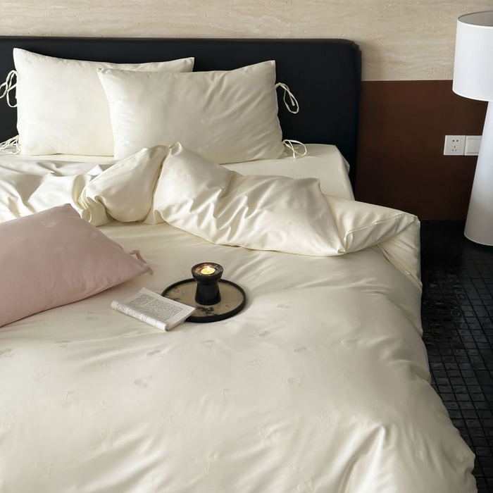 91家纺网 家纺一手货源 找家纺 鹿班家居 2025春夏款100S长绒棉精美提花系列-奶油樱桃-场景二 【标准会员-20元】 奶油樱桃-白色-场景二