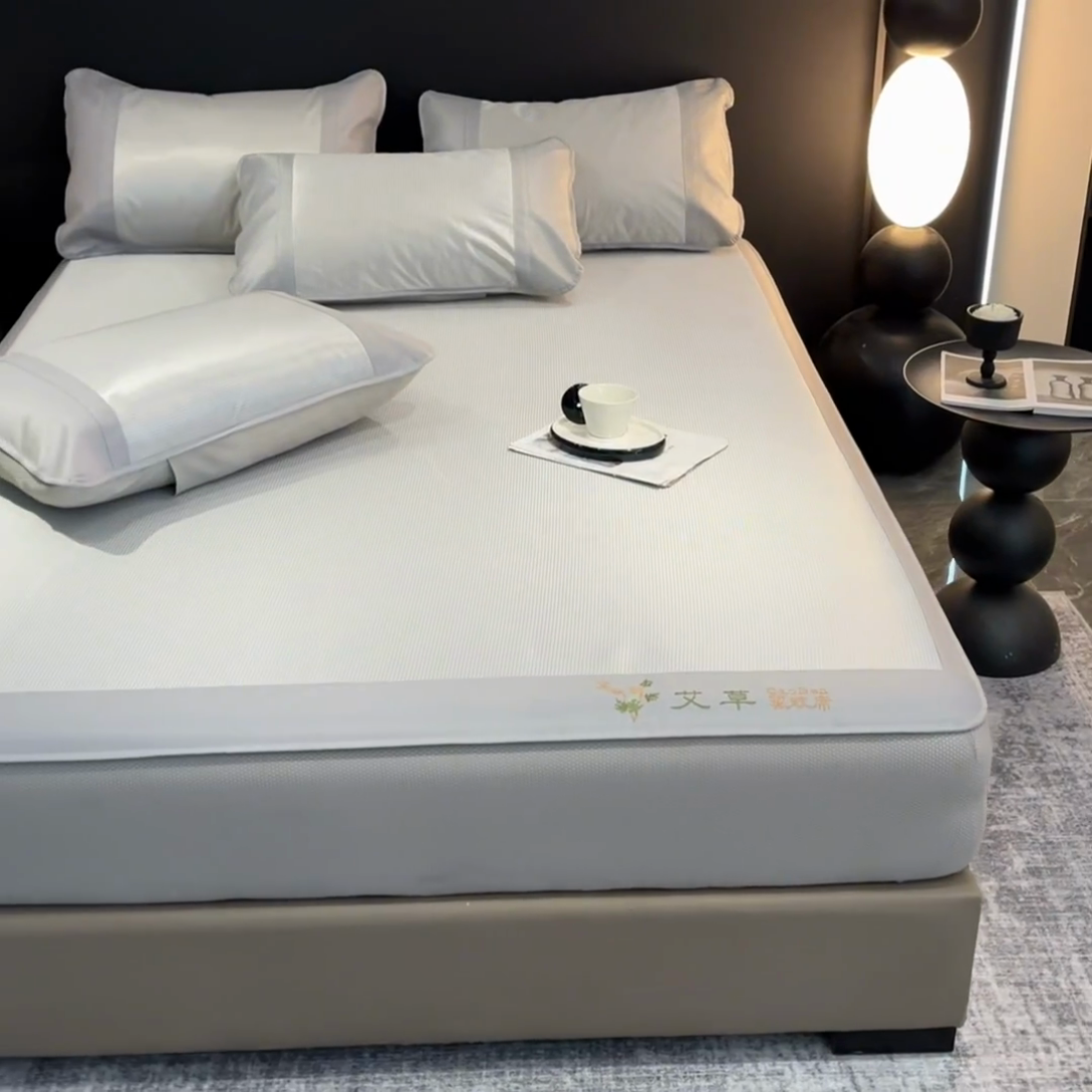 91家纺网 家纺一手货源 找家纺 航途席业 2025新款刺绣可水洗碳光冰丝席宽包边无纺布冰丝席艾香系列 艾草刺绣藤席千鸟格床笠款灰色