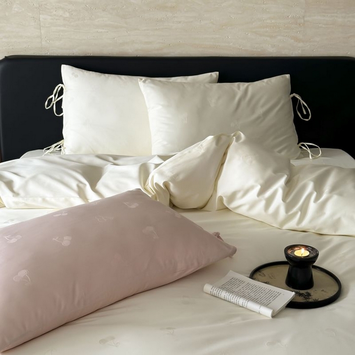 91家纺网 家纺一手货源 找家纺 鹿班家居 2025春夏款100S长绒棉精美提花系列-奶油樱桃-场景二 【标准会员-20元】 奶油樱桃-白色-场景二