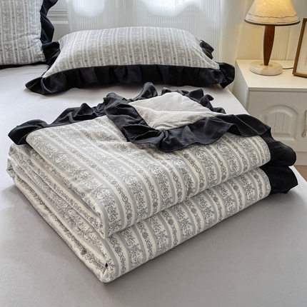 91家纺网 家纺一手货源 找家纺 首尔家纺 2025新款赫本风针织双层纱夏被系列 条纹时尚