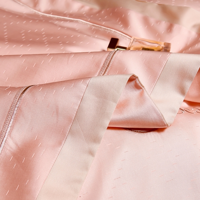 91家纺网 家纺一手货源 找家纺 U品汇 2025新款60支双股120s天丝棉提花莱赛尔纤维刺绣花四件套纯棉全棉凉感丝滑（罗宾） 罗宾-糖果粉