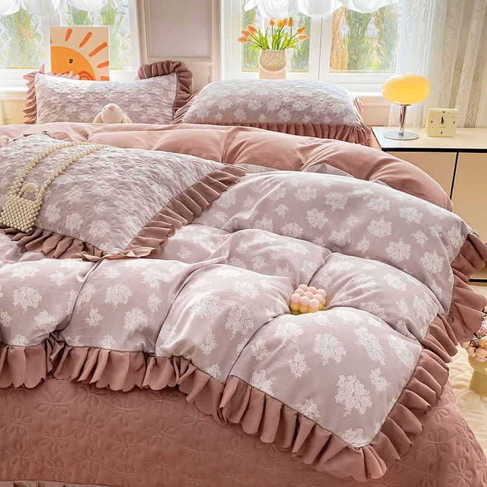 91家纺网 家纺一手货源 找家纺 提花大世界 2025直播热款A类针织棉双层纱夹棉床盖床裙花边单件三件四件套 花之恋