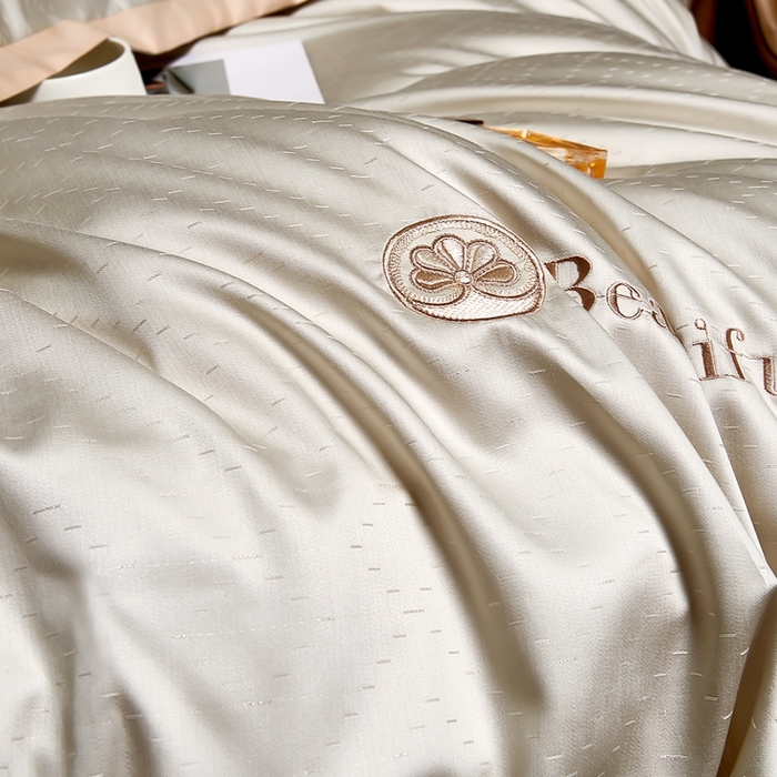 91家纺网 家纺一手货源 找家纺 U品汇 2025新款60支双股120s天丝棉提花莱赛尔纤维刺绣花四件套纯棉全棉凉感丝滑（罗宾） 罗宾-香槟色