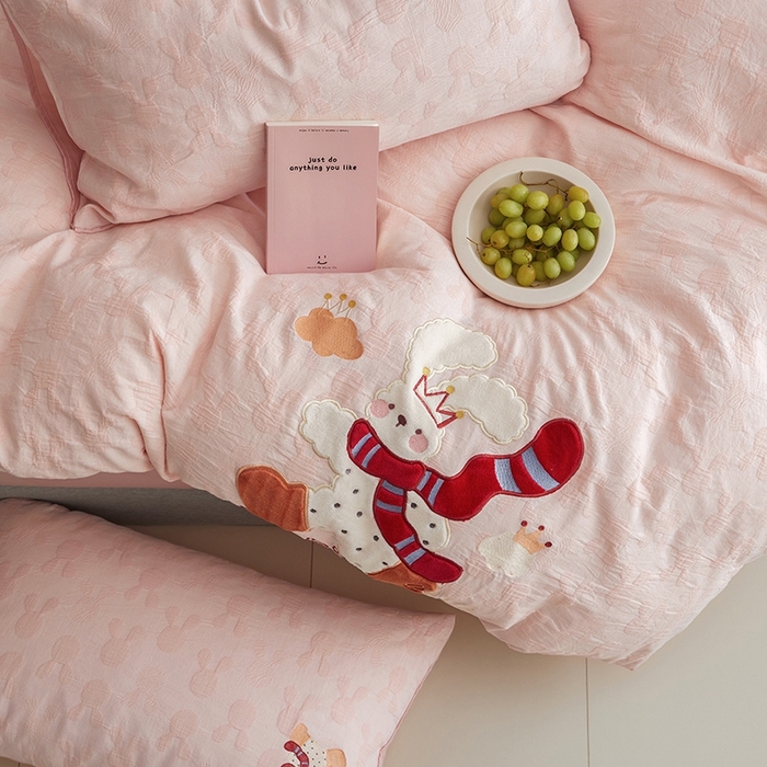 91家纺网 家纺一手货源 找家纺 怡家居 2025新款色织大提花贴布绣四件套 围巾小兔