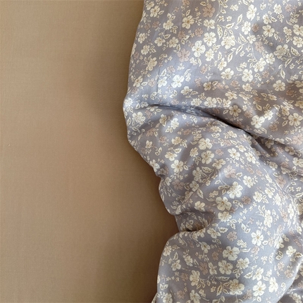 91家纺网 家纺一手货源 找家纺 亿梵家居 2025新款A类母婴级有氧全棉纯棉双层纱纯棉印花四件套-床拍图 弗拉-灰