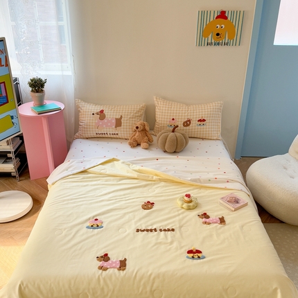 91家纺网 家纺一手货源 找家纺 美乐迪家纺 2025新款全棉毛巾绣夏被四件套 腊肠狗