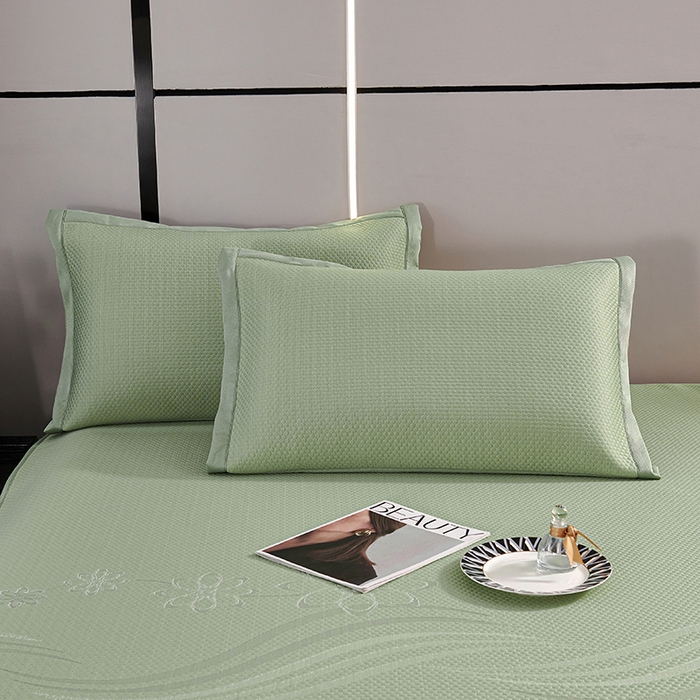 91家纺网 家纺一手货源 找家纺 青雅席业 2025新款7A抗菌母婴级纯乙纶PE刺绣凉感丝豆豆席 床裙款 浪花-水绿