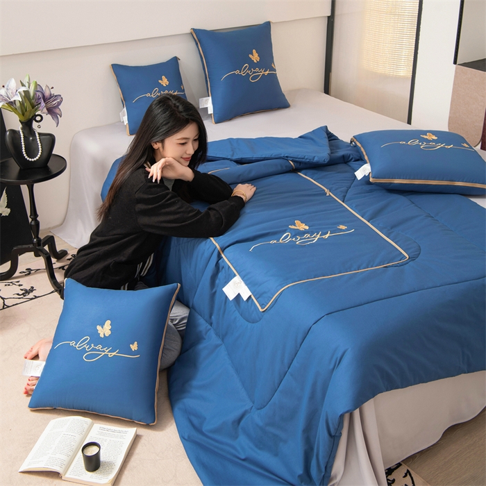 91家纺网 家纺一手货源 找家纺 照世家纺 2025新款柔软透气全棉抱枕被-蝶影 蝶影-孔雀蓝